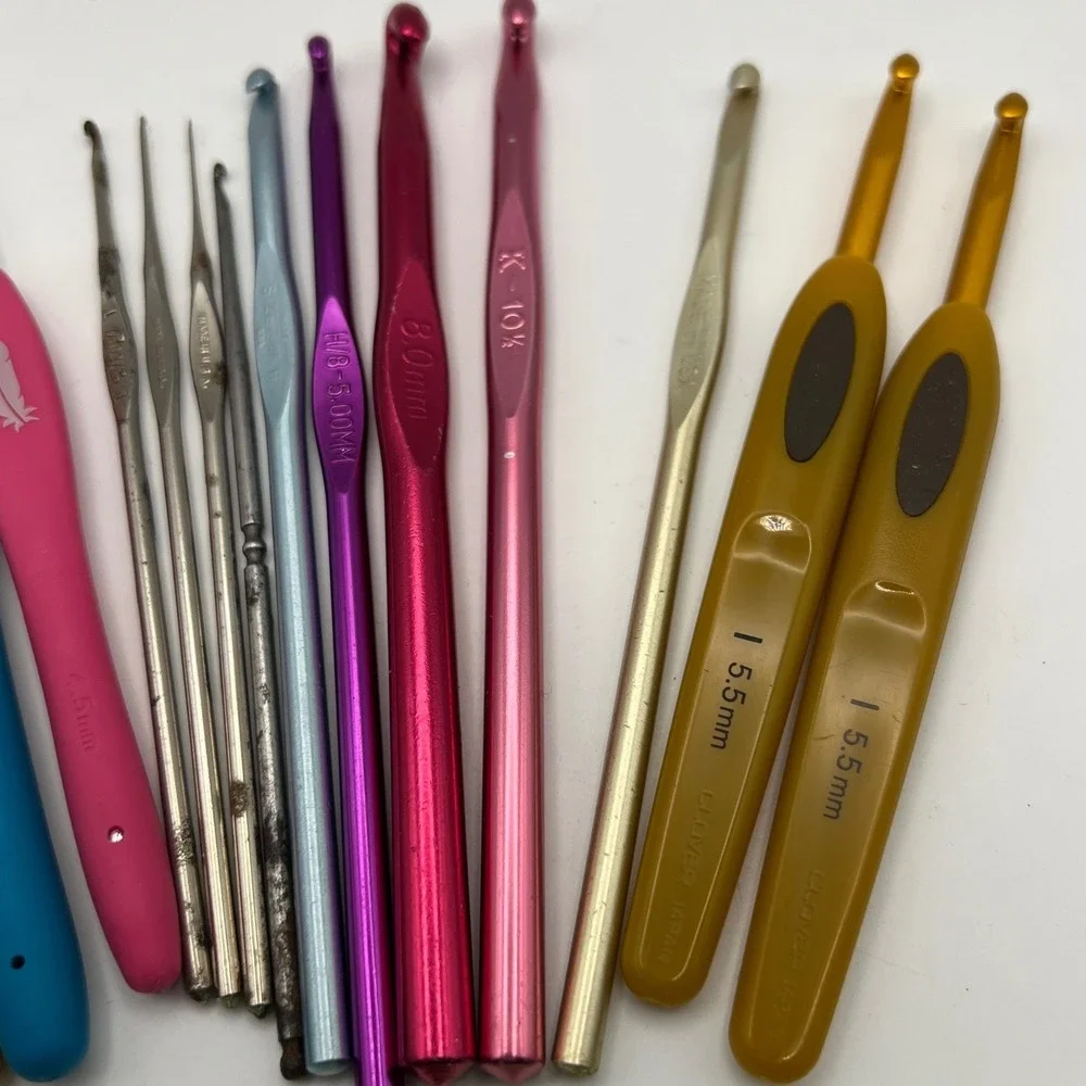 Crochet Hook Lot of 18 Mixed Sizes and Brands Crafting DIY Fiber Art VTG